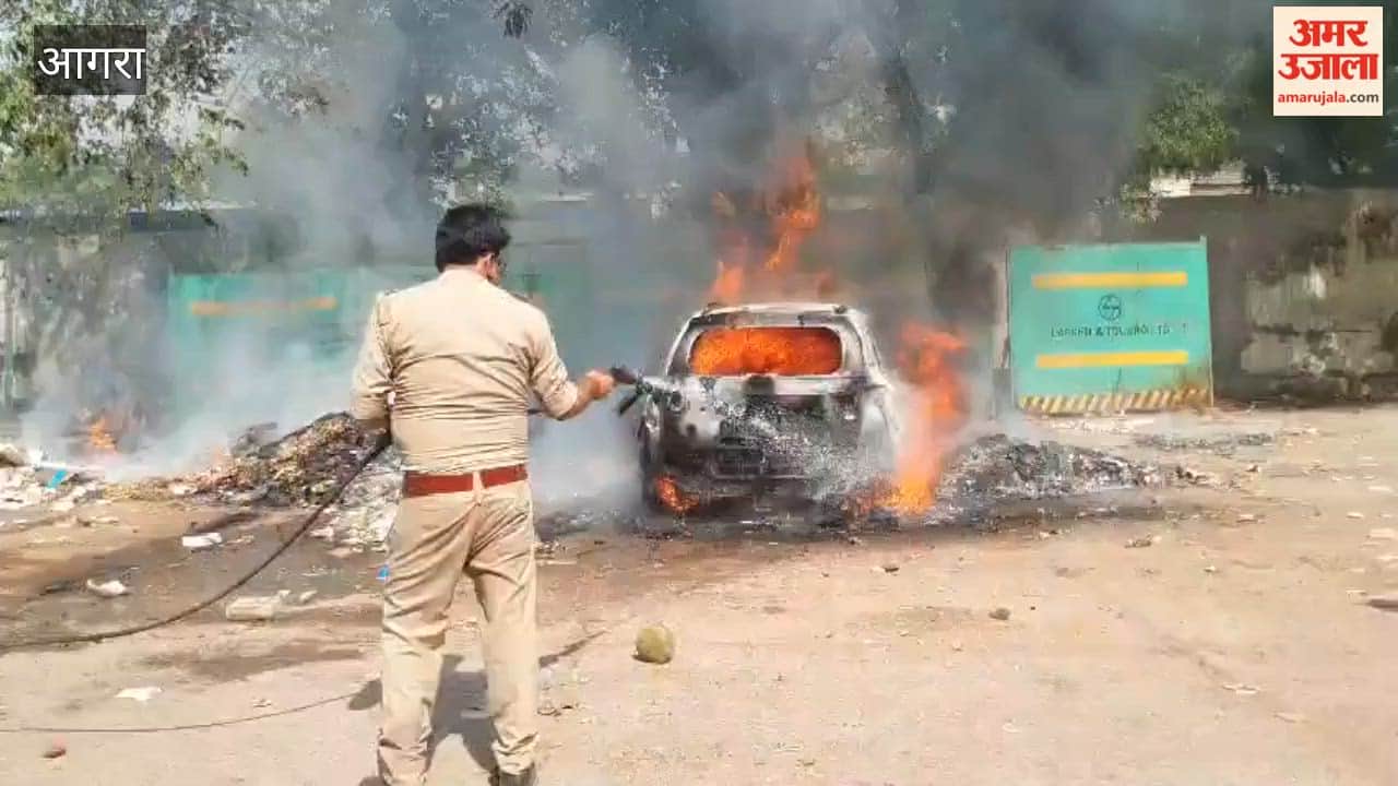 Massive Fire in Court Parking in Agra Three Vehicles Gutted