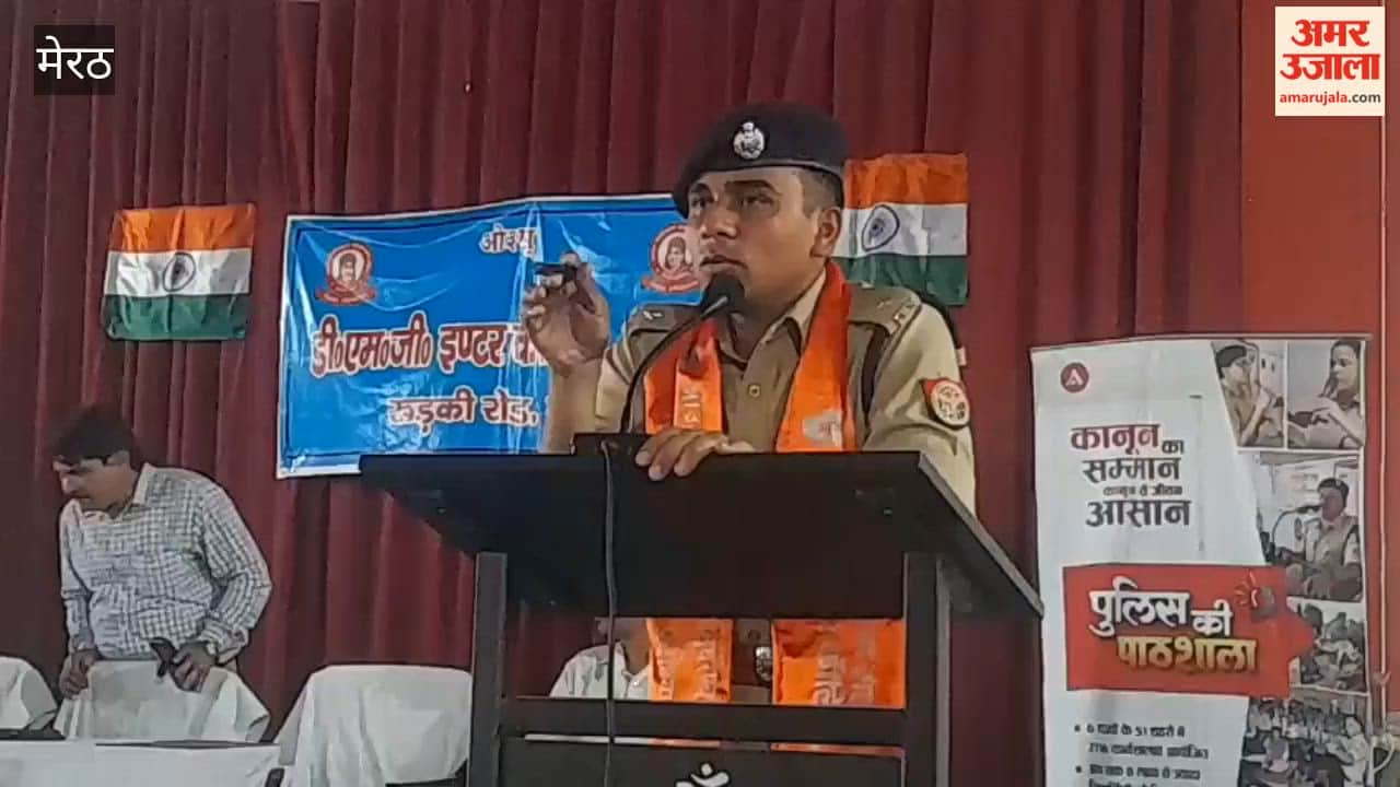 ‘Police Classroom’ Held at DMG Inter College, IPS Bajrang Prasad Educates Students on Cyber Crime