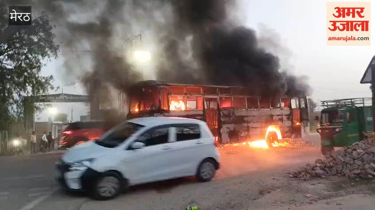Meerut: Fire broke out in a moving bus, passengers saved their lives by jumping from the windows.
