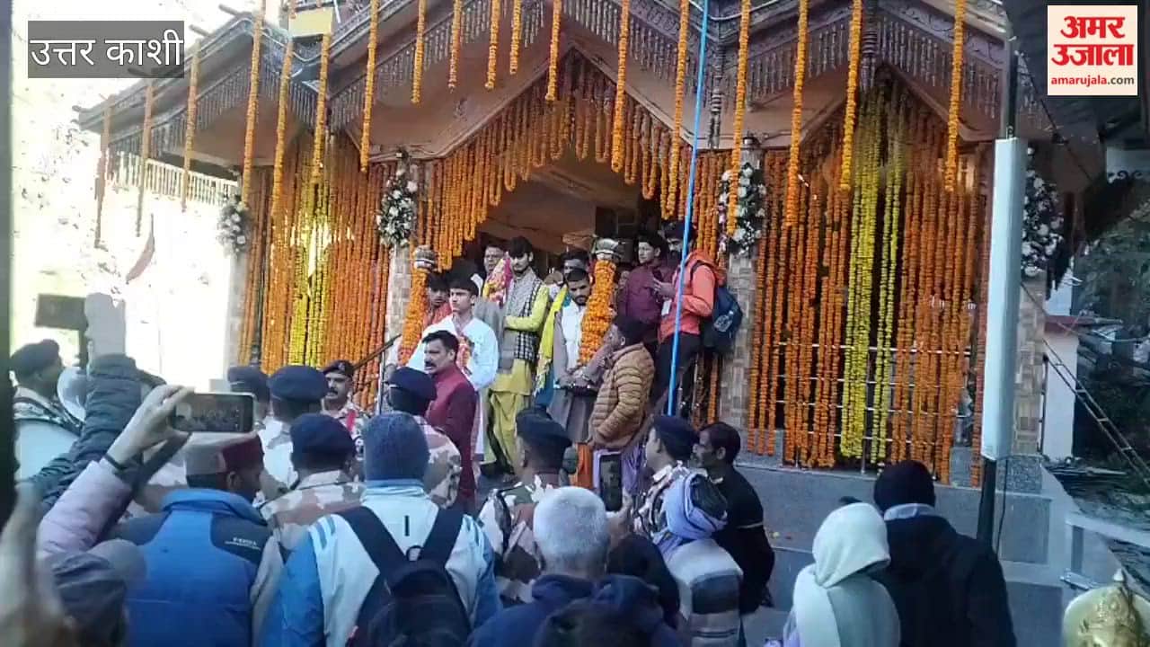 Accompanied by hundreds of devotees, Mother Yamuna's palanquin has set off for Yamunotri Dham.