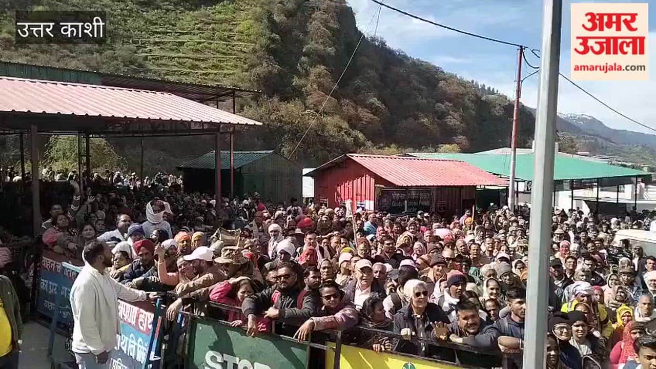 Yamunotri Dham: Police Halt Pilgrims at the Key Stopover of Jankichatti; Crowds Swell as Mother Yamuna's Palanquin Takes Precedence