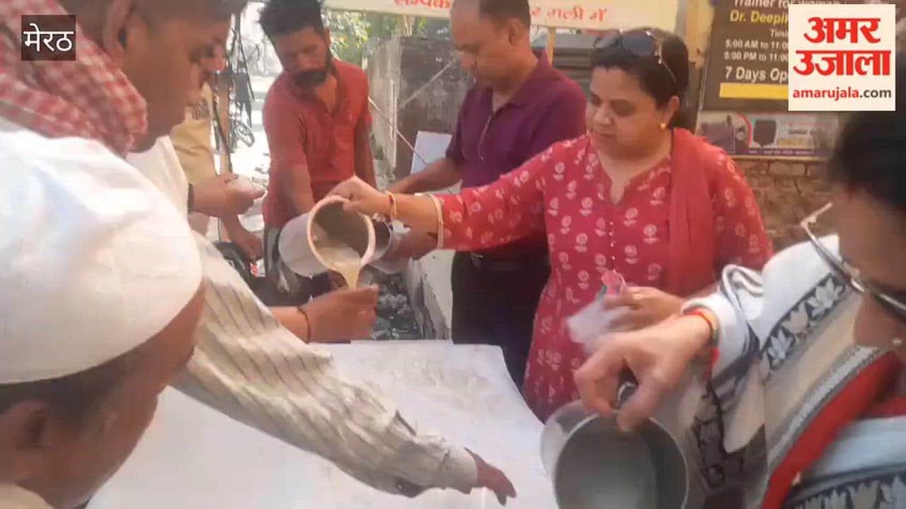 Meerut: Women of Veer Nagar distributed sugarcane juice.