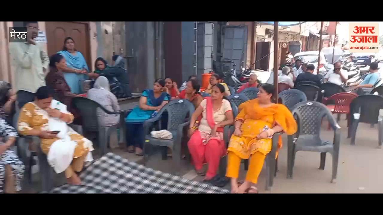 Meerut: सेंट्रल मार्केट में महिलाओं का धरना जारी