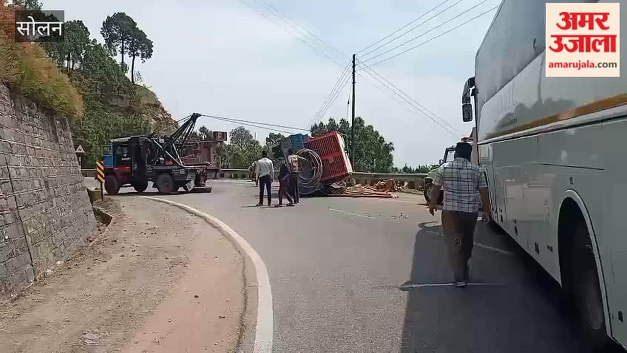 Solan: Truck Overturns Near Kumarhatti; Traffic Disrupted
