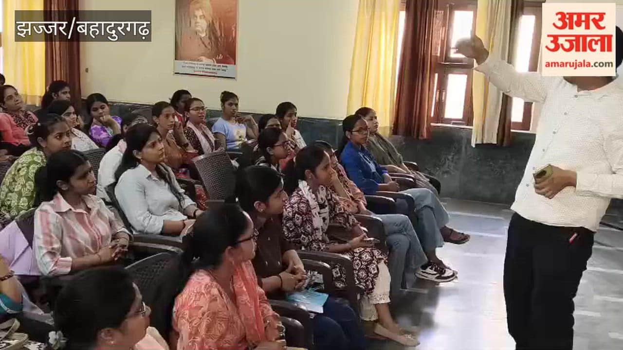 Volunteers and staff in Bahadurgarh received training on the digital census.