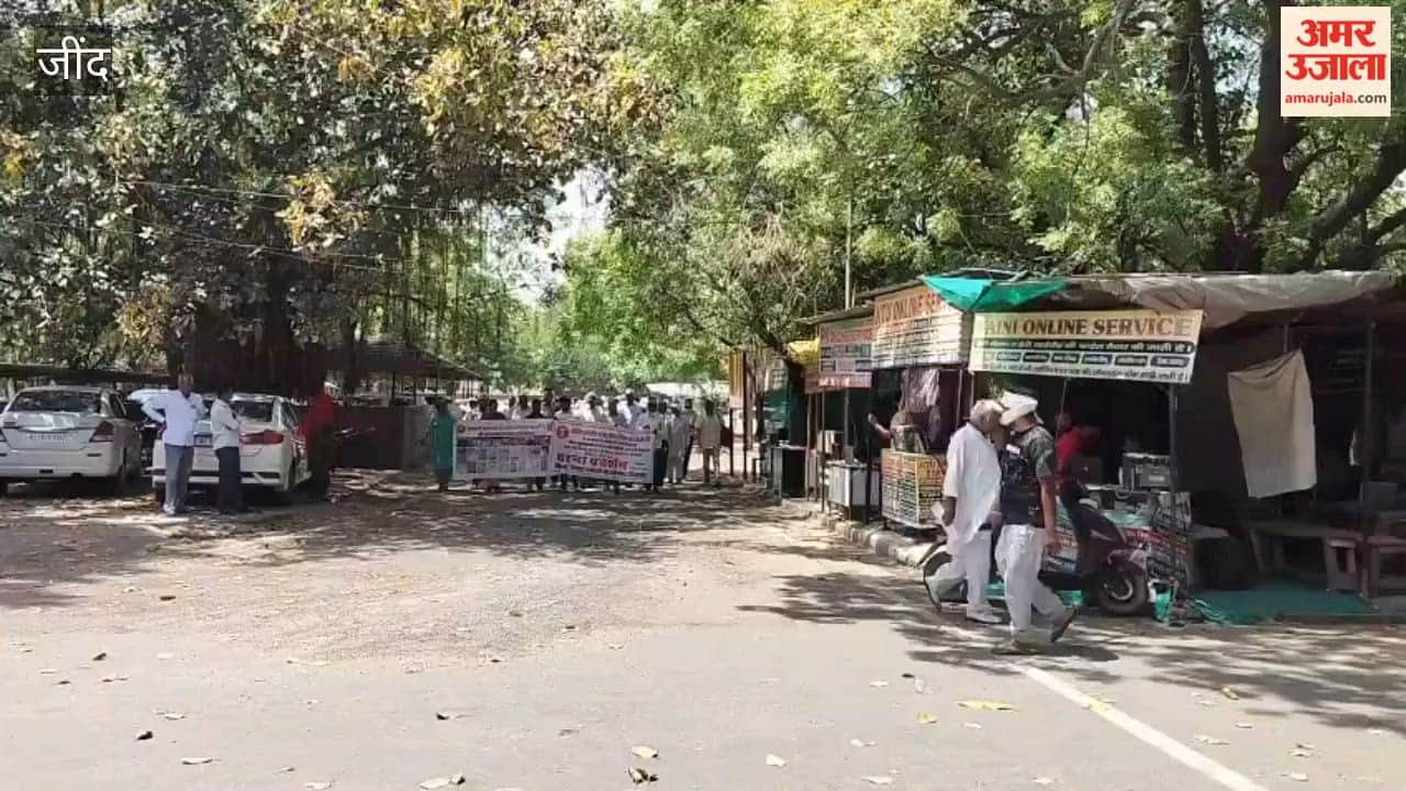 Retired employees protested at the district secretariat and surrounded the government.
