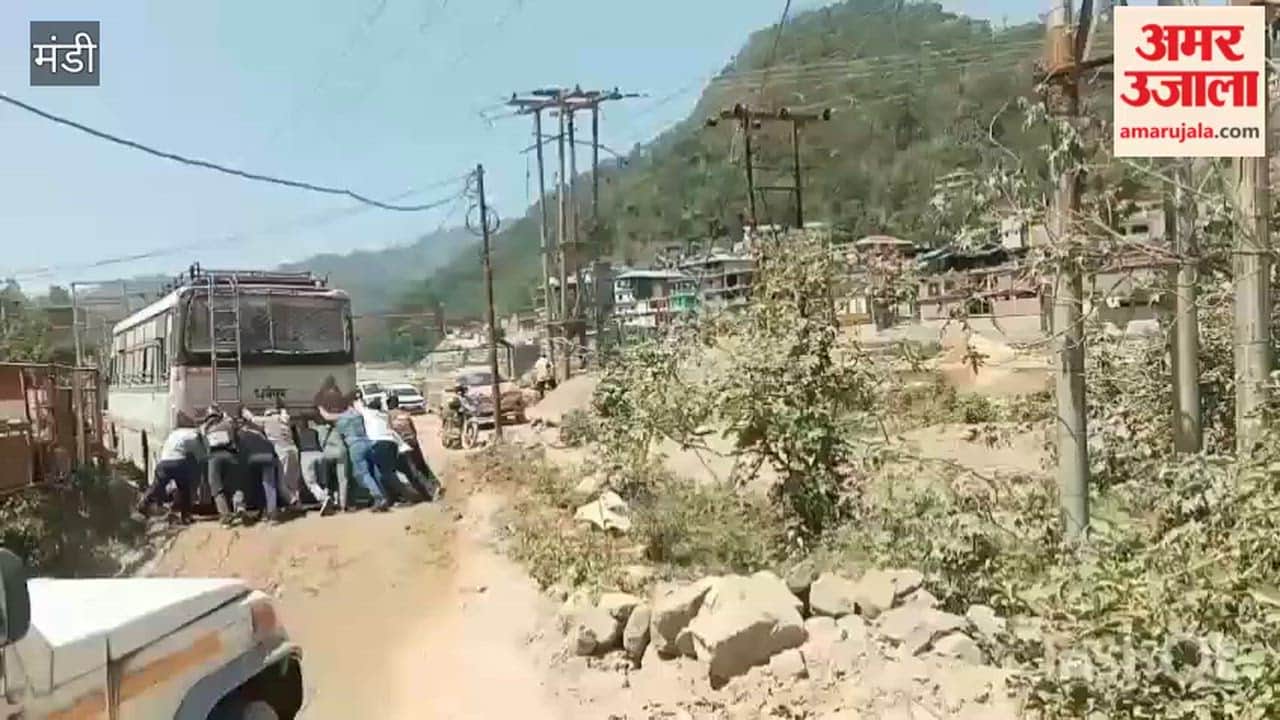 Mandi: Road Blocked Near Kaichi Mod; HRTC Bus Struggles on Alternate Route—Passengers Push to Clear the Way