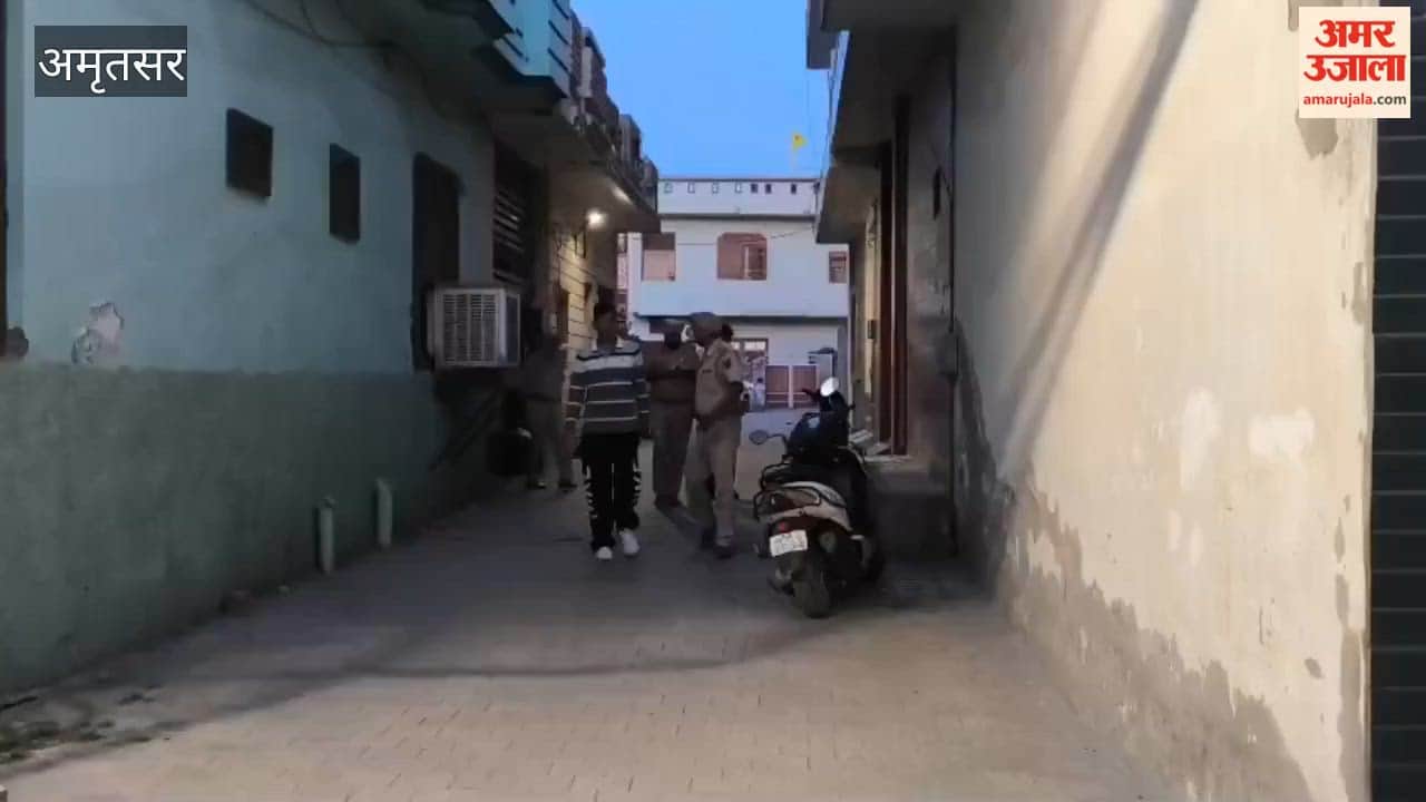 Three individuals, including two youths who traveled from Amritsar to Pathankot to procure heroin, apprehended; 51.90 grams of heroin recovered.