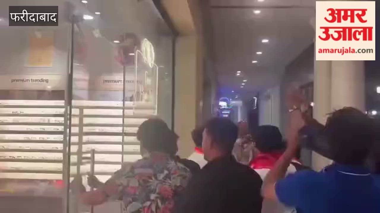 Hindu organizations protest outside Lenskart showroom on World Street in Faridabad