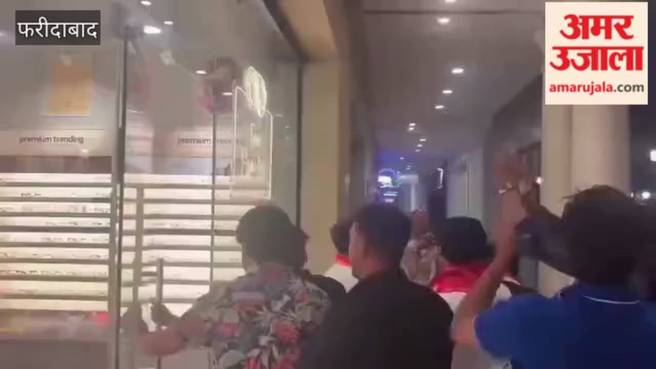 Hindu organizations protest outside Lenskart showroom on World Street in Faridabad