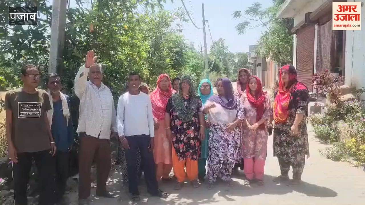 People raised slogans against the government for removing the drain.