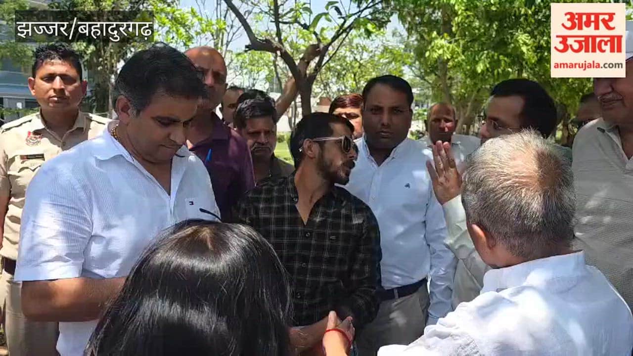 Residents opposed the team that arrived to demolish ramps and platforms at Omax City in Bahadurgarh