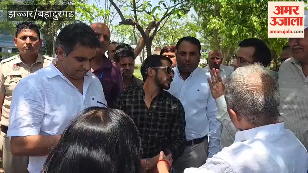 Residents opposed the team that arrived to demolish ramps and platforms at Omax City in Bahadurgarh