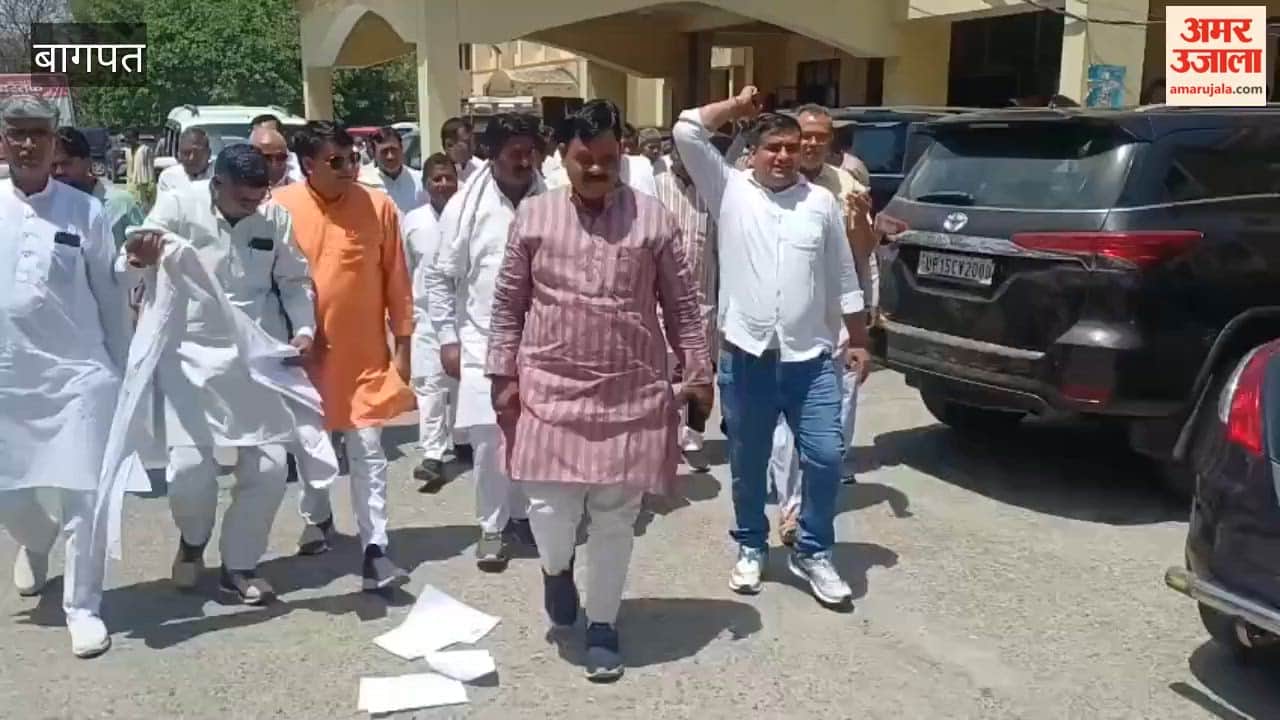 Baghpat: Village heads protest demanding extension of tenure, submit memorandum at Collectorate