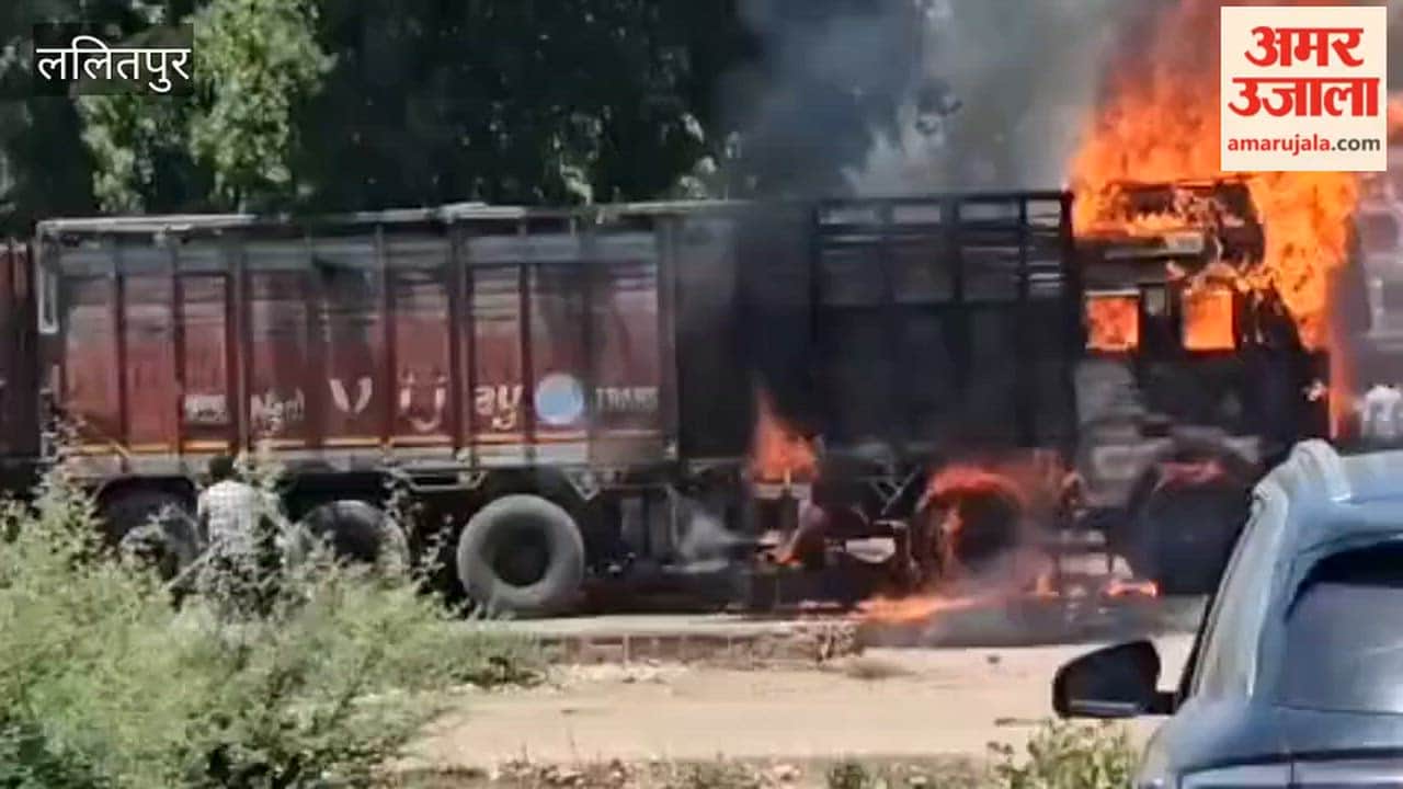 A truck parked on the highway caught fire and quickly turned into a ball of fire.