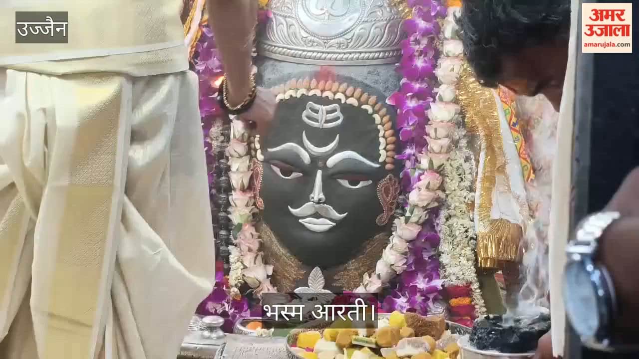 Baba Mahakal woke up 4 am to give darshan devotees, adorned with cannabis covered ashes.