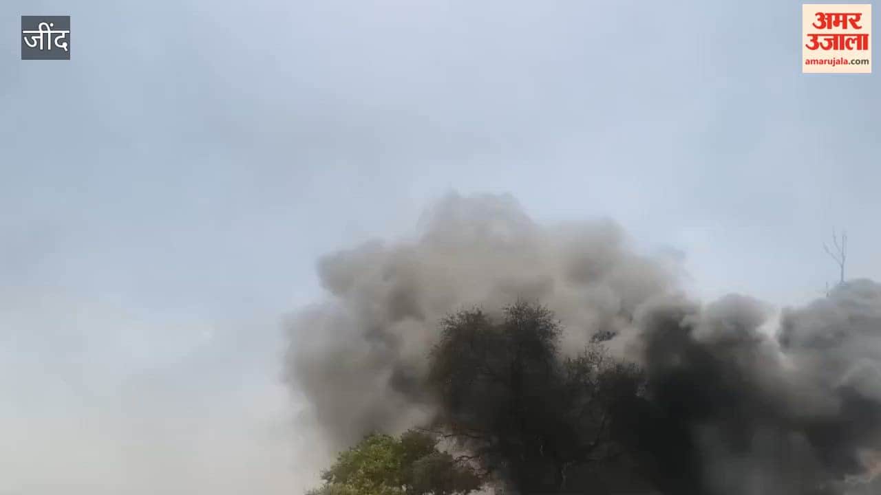 A short circuit caused a fire in a truck loaded with tyres.