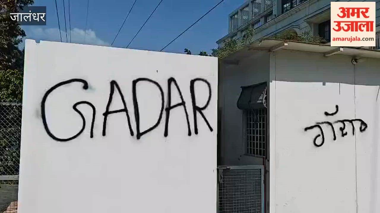 AAP workers protest outside Harbhajan Singh house