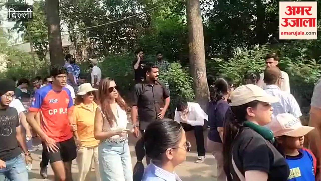 Vehicles were seen crawling on roads due to crowd for match at Arun Jaitley Stadium