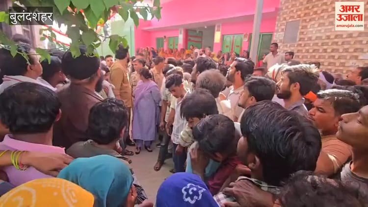 बुलंदशहर ट्रिपल मर्डर:एक घर से उठीं तीन अर्थी, रो पड़ा पूरा गांव - Bulandshahr Triple Murder Three Body Carried Out Entire Village Weeps Thousands Gather For Funeral - Amar Ujala Hindi News Live