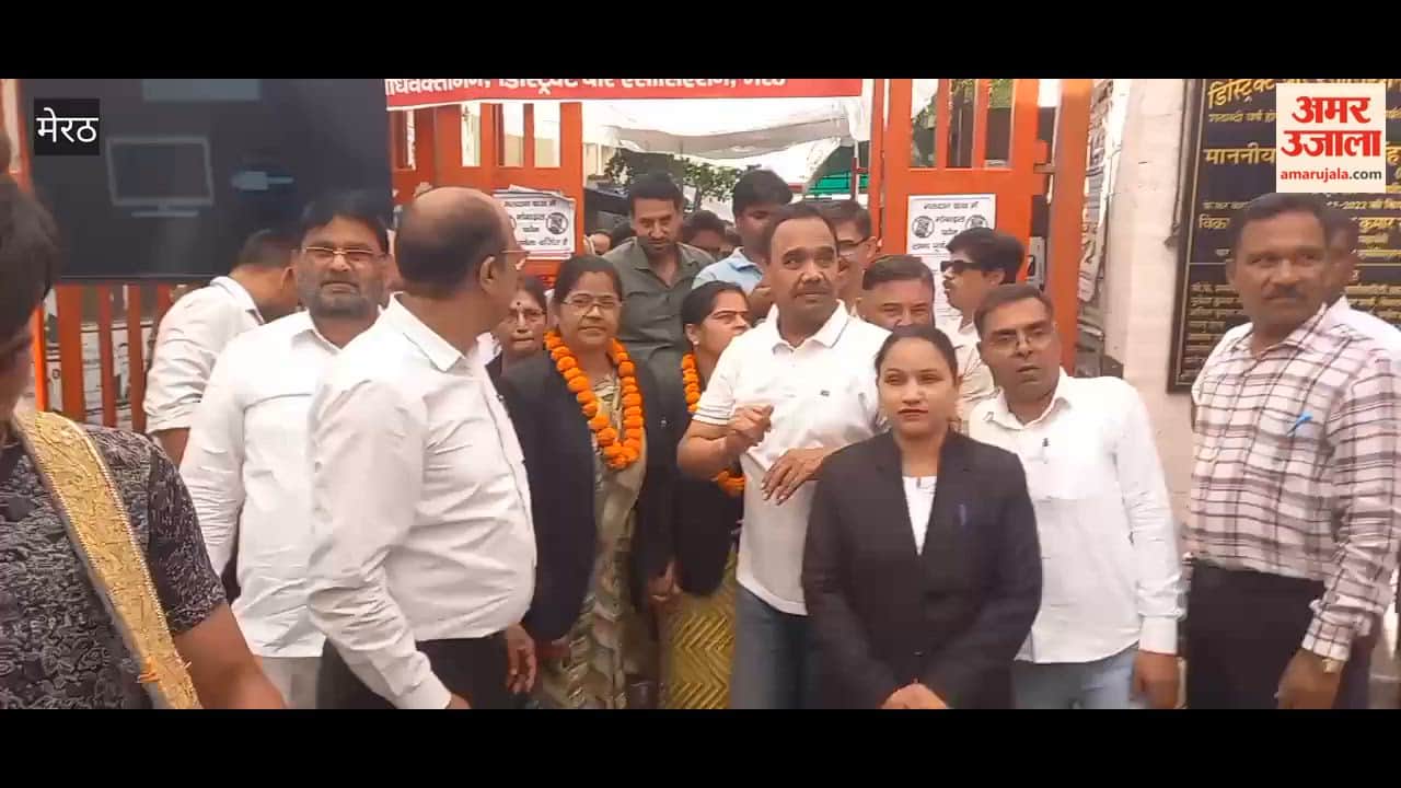 Meerut: कचहरी के जिला बार चुनाव में विजेता रविंद्र कुमार सिंह प्रशांत गुप्ता पैनल खुशी मनाते