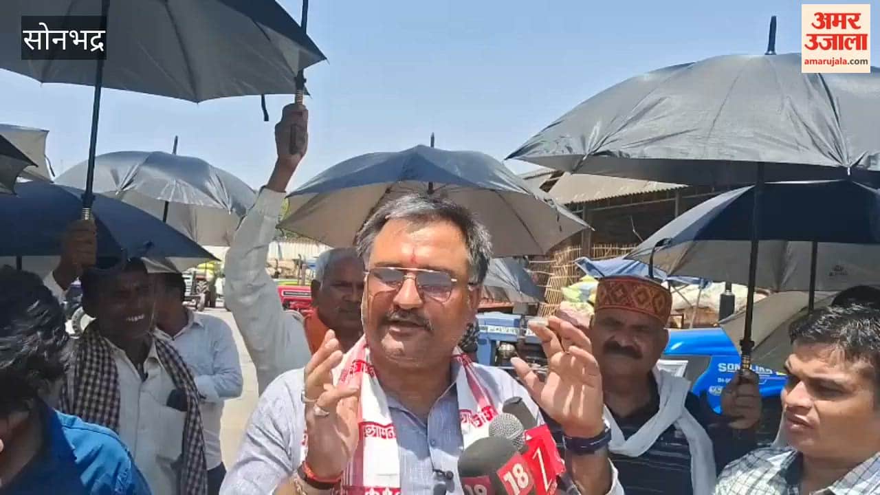 Kisan Naujawan Sangharsh Morcha Distributes Umbrellas to Farmers