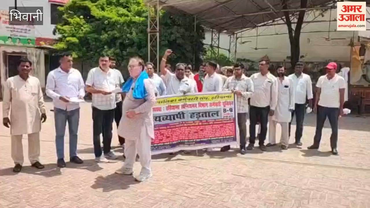 Firefighters staged a protest at Minister Shruti Choudhry's residence in Bhiwani, demanding justice for the employees who died after sustaining burn injuries in Faridabad