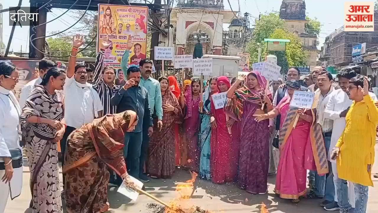 BJP Mahila Morcha burns effigy of Rahul Gandhi to protest against Women's Reservation Bill