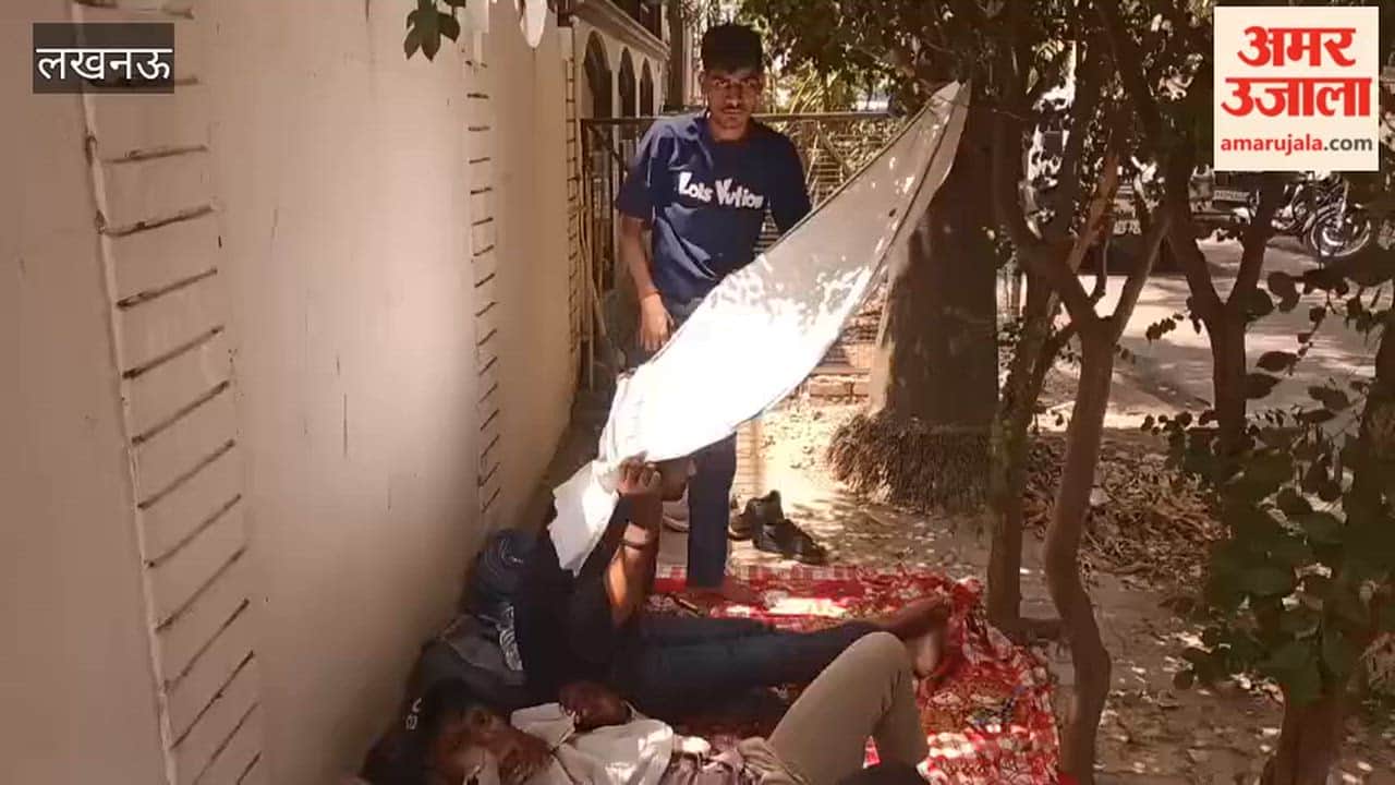 लखनऊ में पेड़ की छांव में अपनी पाली का इंतजार करते होमगार्ड परीक्षा देने आए अभ्यर्थी