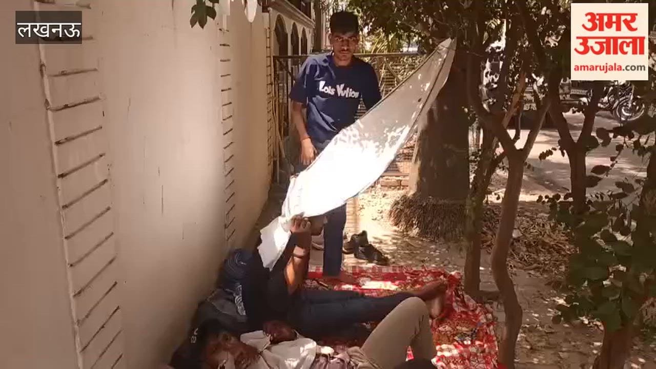 लखनऊ में पेड़ की छांव में अपनी पाली का इंतजार करते होमगार्ड परीक्षा देने आए अभ्यर्थी