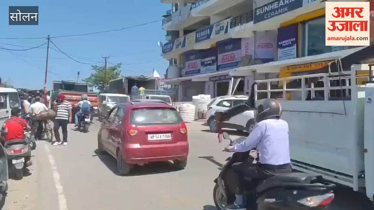 Video: Crowds throng to collect cylinders; police personnel deployed to clear traffic congestion