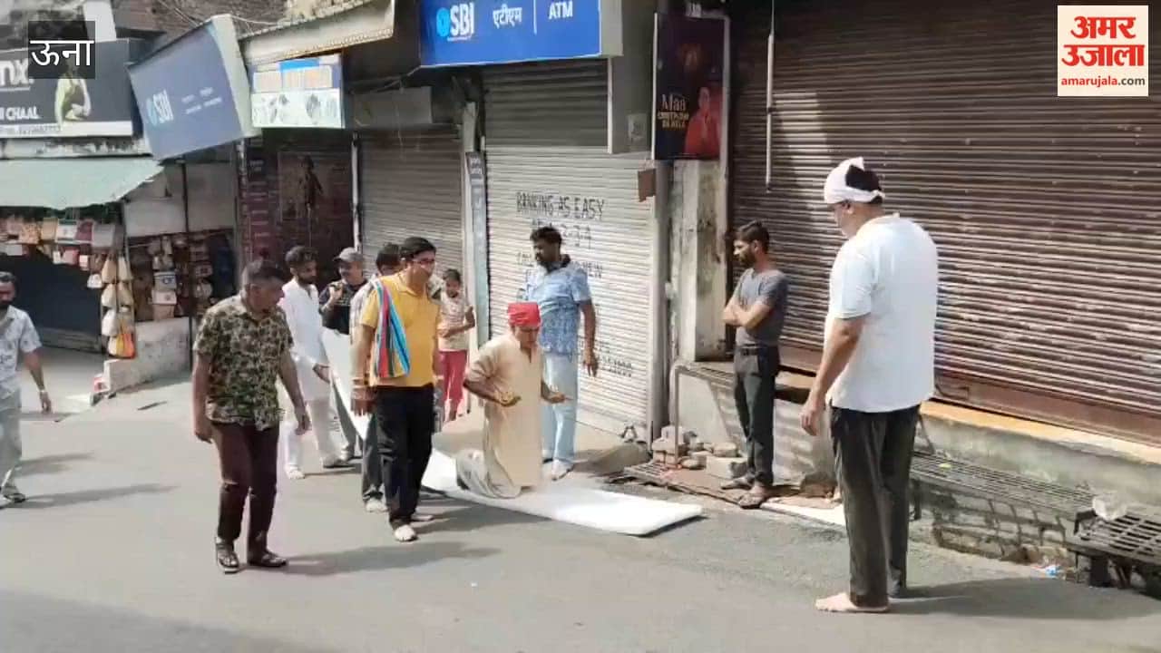 Una: Unwavering Faith Amidst Scorching Heat—62-Year-Old Devotee Arrives at Maa Chintpurni's Shrine on His Knees, Carrying a Sacred Flame