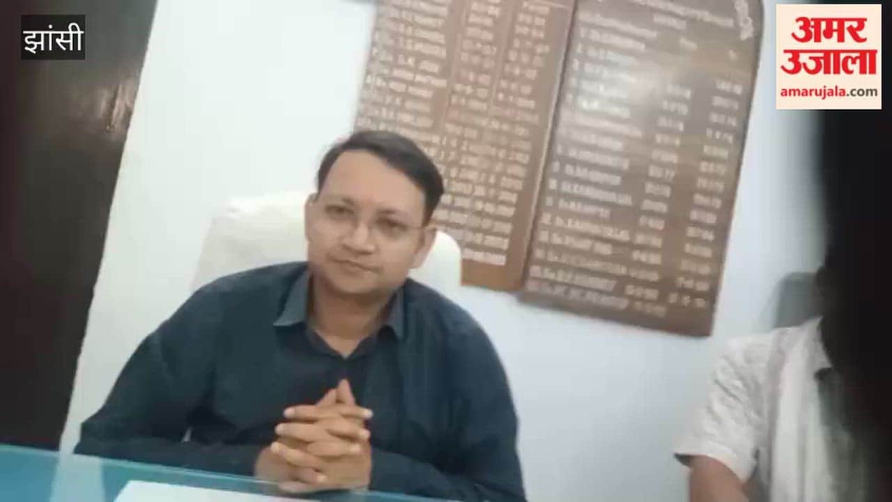 Relief to consumers of prepaid electricity meters, Executive Engineer Ravindra Kumar giving information