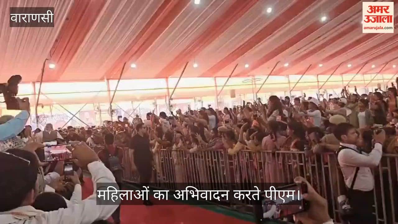 PM Modi greeted the women in varanasi