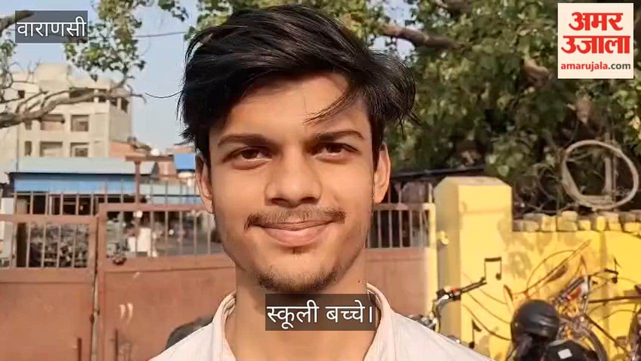 Schoolchildren arrive to welcome PM