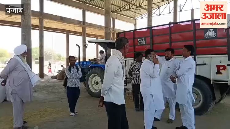 मोगा की मंडियों में खुले आसमान के नीचे पड़ी गेहूं की बोरियां, लिफ्टिंग न होने से किसान परेशान