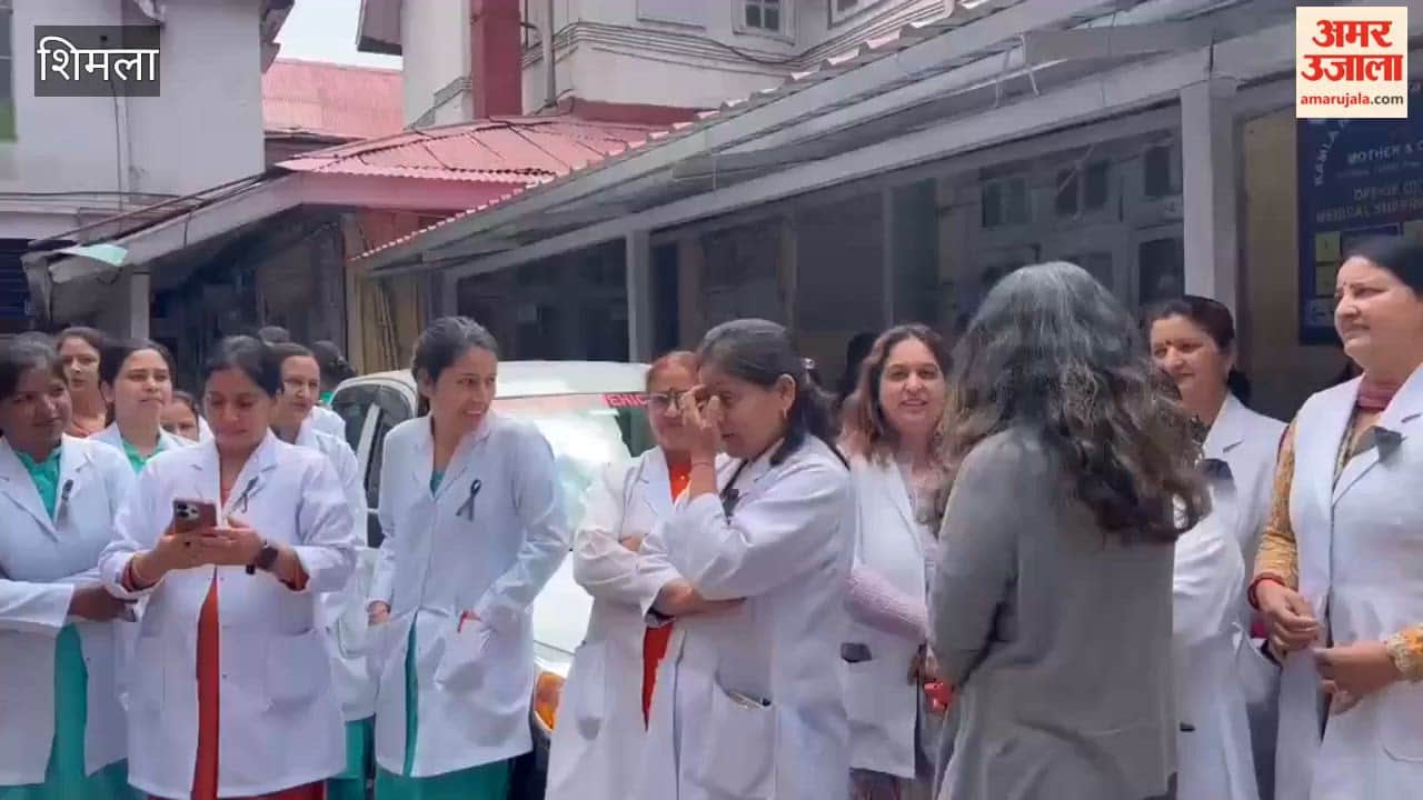 Shimla: Employees launch protest, wearing black badges, against the decision to shift the Gynecology Department and OPD from KNH