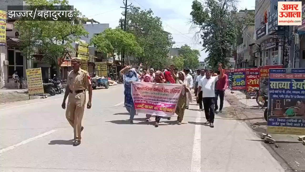 Sanitation workers submitted a memorandum demanding compensation and employment.