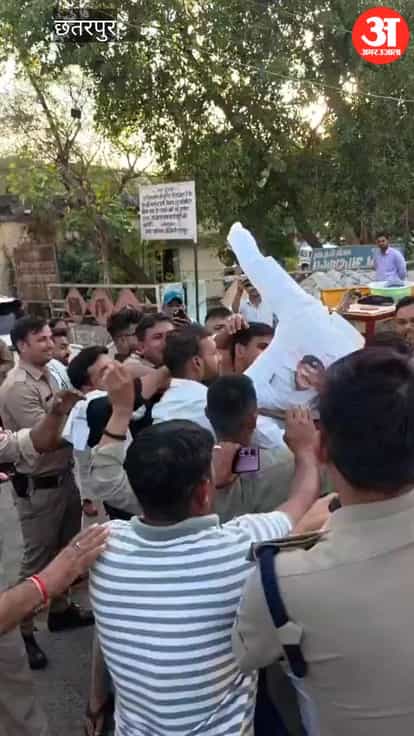 Arson during Congress protest in Chhatarpur: 2 policemen injured, several leaders and workers injured.