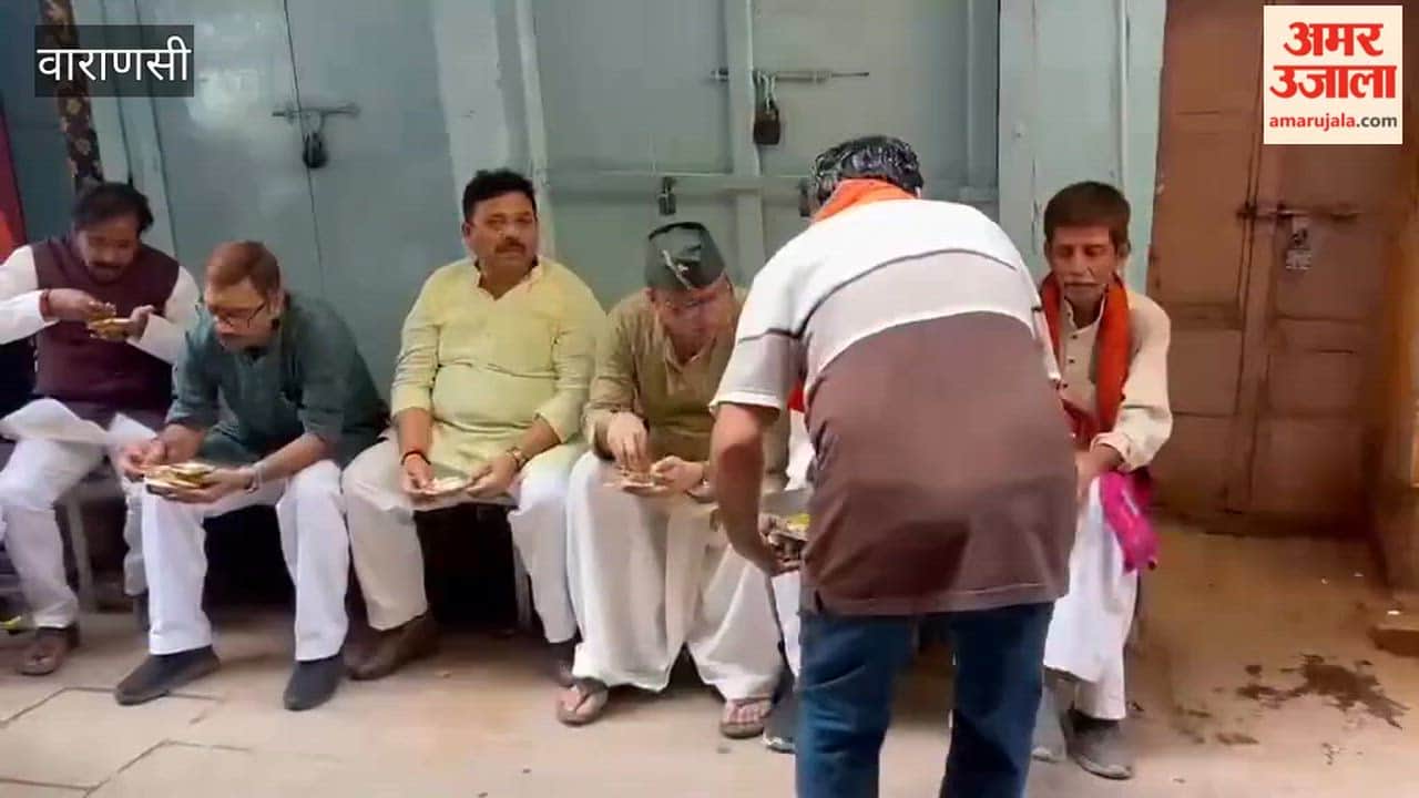 Ministers and MLAs Enjoy Kachori and Jalebi in True Banarasi Style