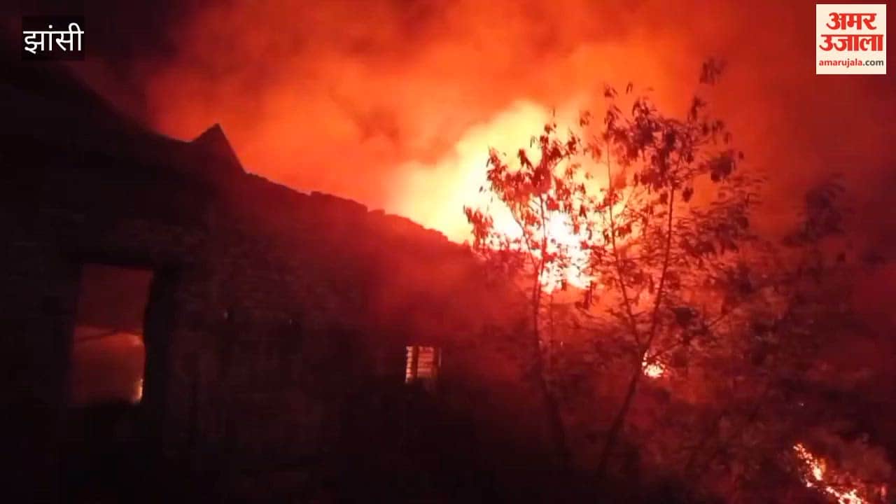 A massive fire broke out in a warehouse near the farmers' market, and the fire brigade brought it under control after an hour's effort.