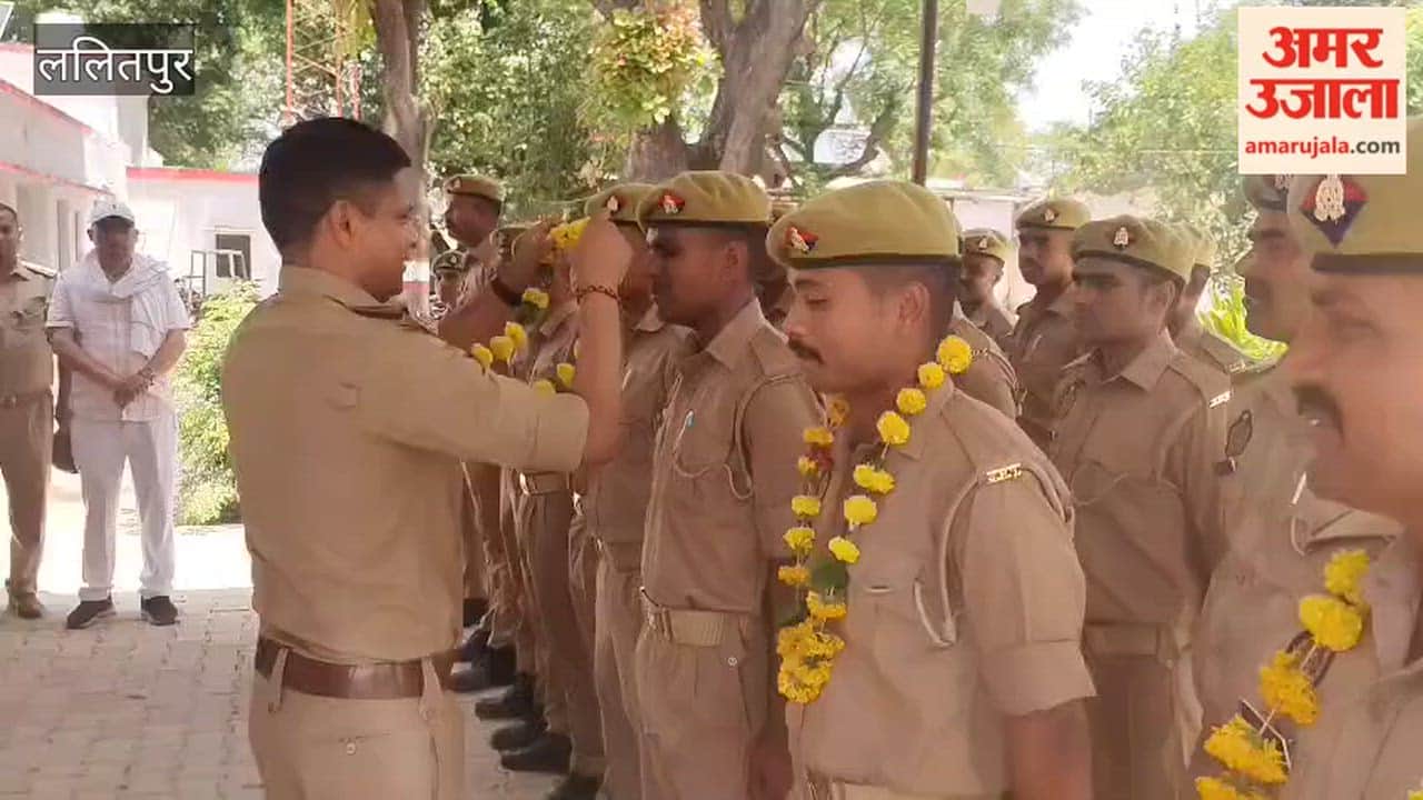 The station in-charge welcomed the new constables at Madawara police station by garlanding them.