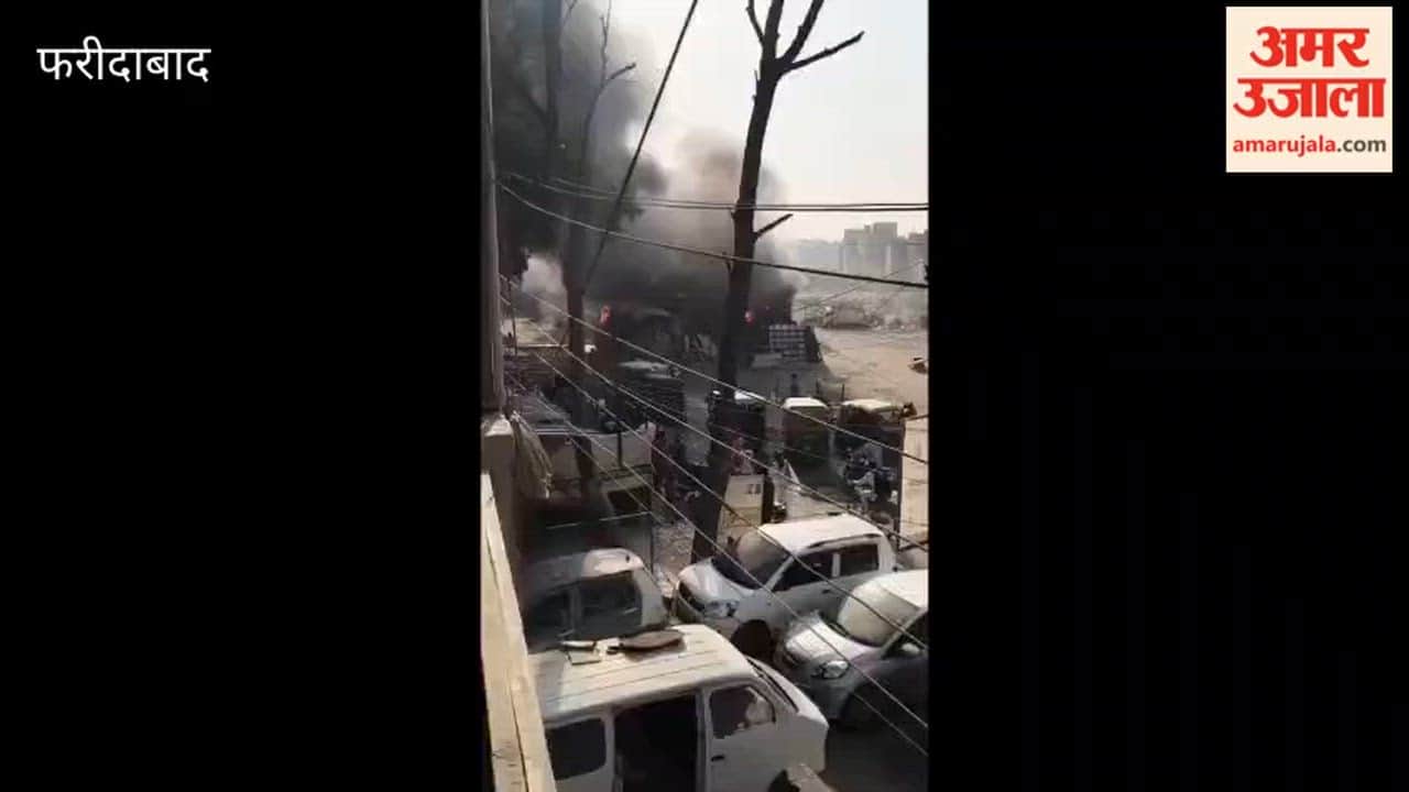 Massive fire breaks out at a furniture shop in Rajiv Colony Faridabad