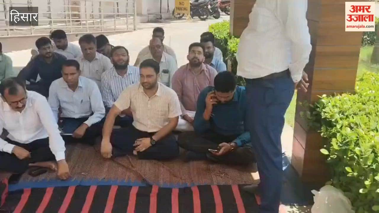 In Hisar, power engineers staged a protest by raising slogans outside the Vidyut Sadan headquarters.