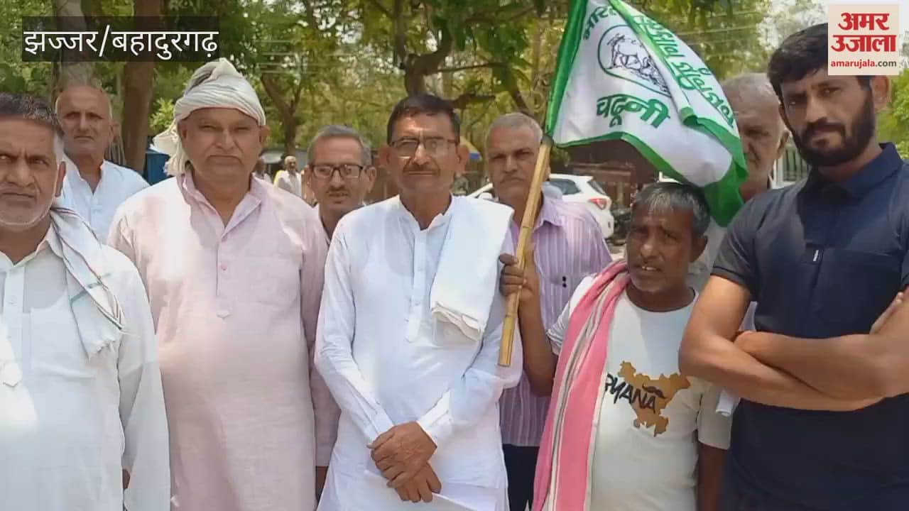 In Jhajjar, farmers raised slogans against the government in protest against the agricultural agreements.