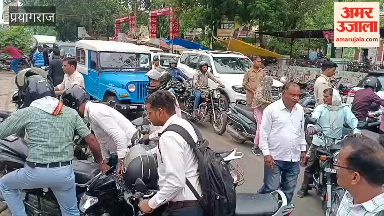 Advocates staged a road blockade in front of the DM's office over the electricity problem.