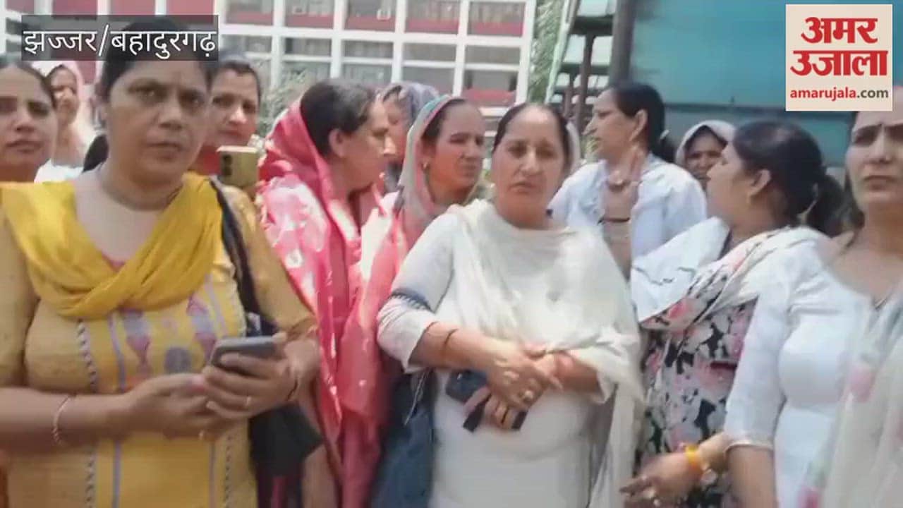 Anganwadi workers submitted a memorandum to the DC.