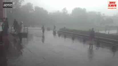 tourist enjoy rain at taj mahal in agra