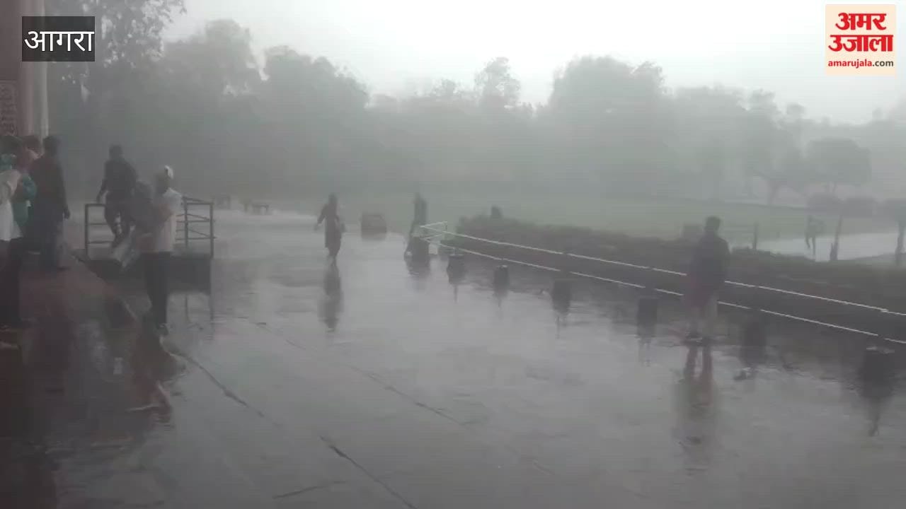tourist enjoy rain at taj mahal in agra
