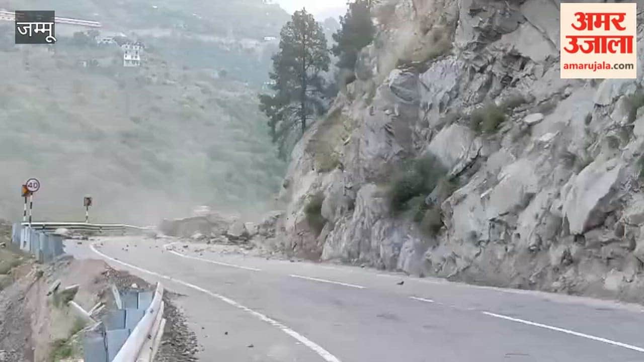Landslide hits Doda, long traffic jam on highway